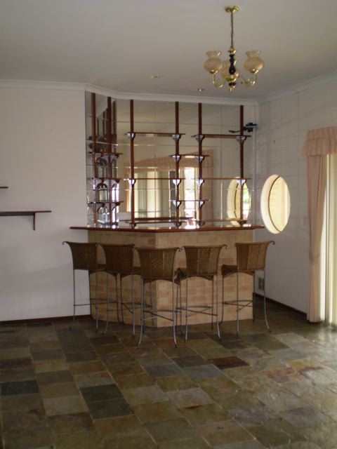 Modern home on Canals Picture 2