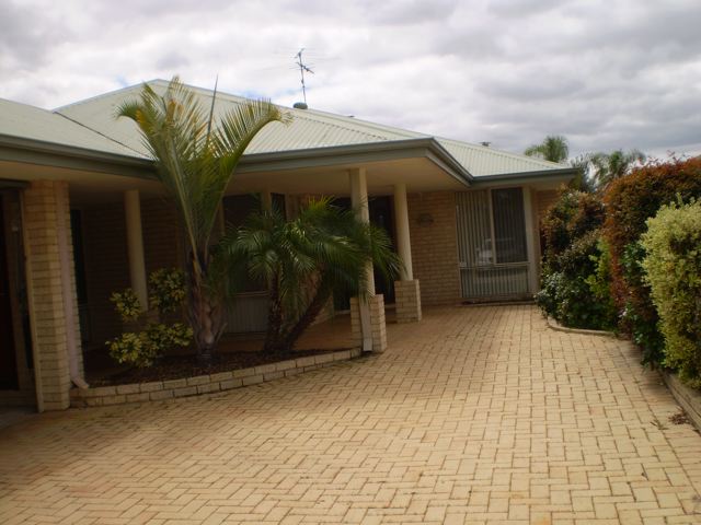 Modern home on Canals Picture 1