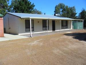 Cosy home on 5
peaceful acres! Picture 1