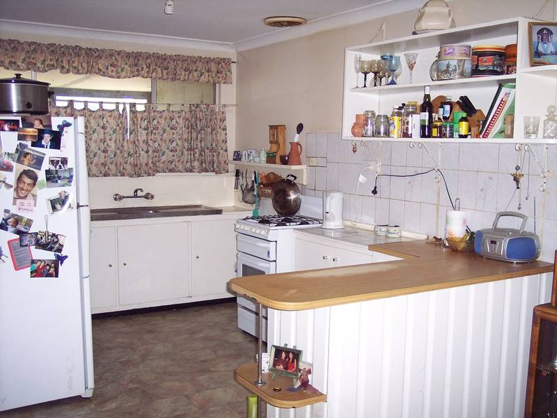 METRES TO THE BOAT RAMP Picture 3