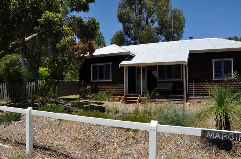 Charming Cottage on large block. Picture 1