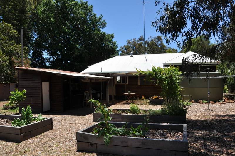 Charming Cottage on large block. Picture 2