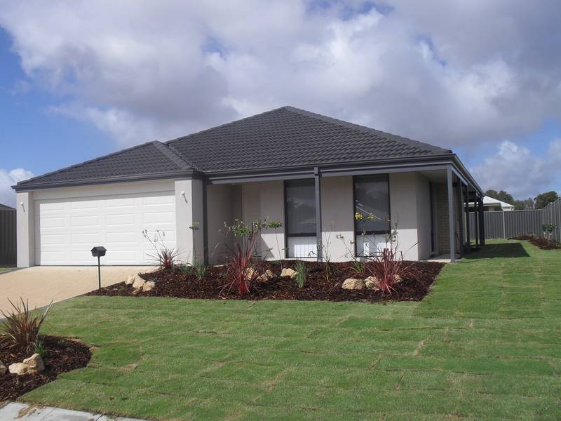 Family Home in Pinjarra Meadows Picture 2