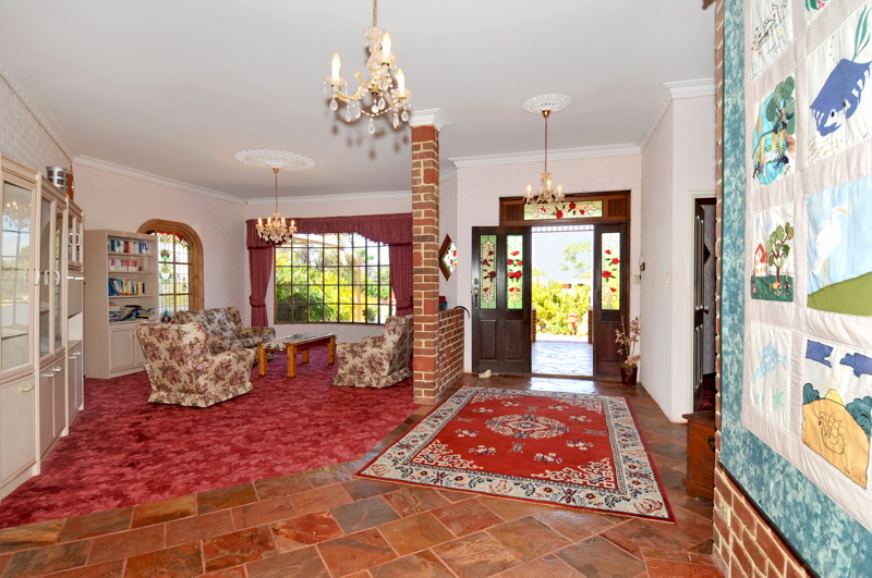 COUNTRY STYLE WATERFRONT HOME Picture 3