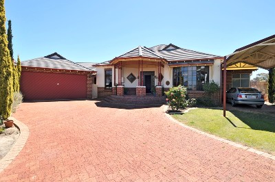 COUNTRY STYLE WATERFRONT HOME Picture