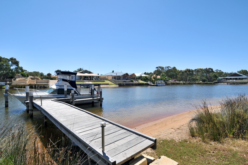 COUNTRY STYLE WATERFRONT HOME Picture 2