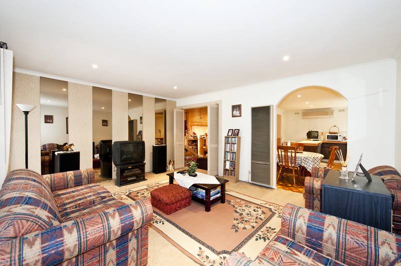 Cherished home in prime location! Picture 2