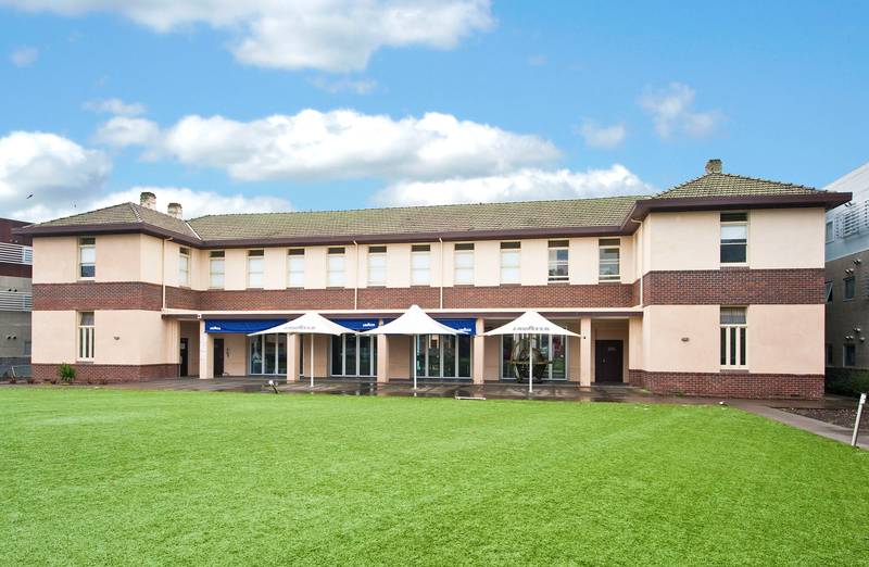 Heritage apartments Opposite Latrobe Uni! Picture 1