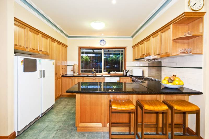 Period Charm with a Touch of Paradise Picture 3