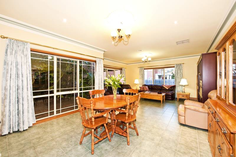 Period Charm with a Touch of Paradise Picture 2