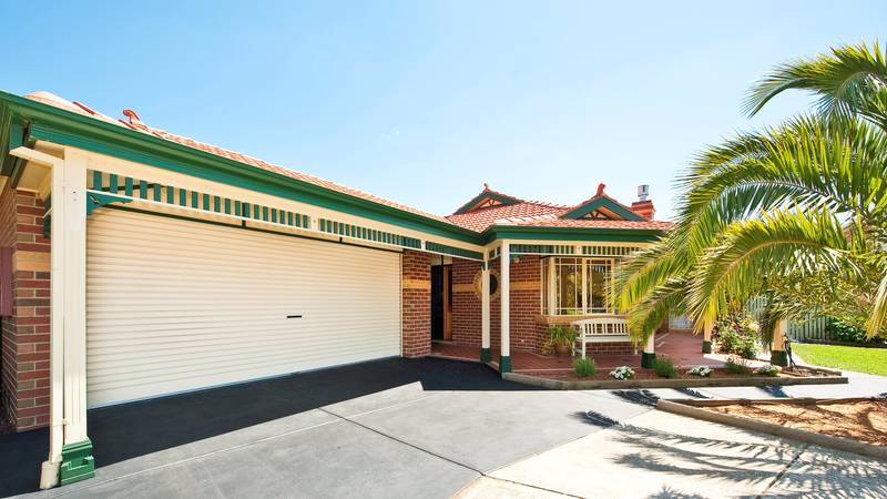 Period Charm with a Touch of Paradise Picture 1