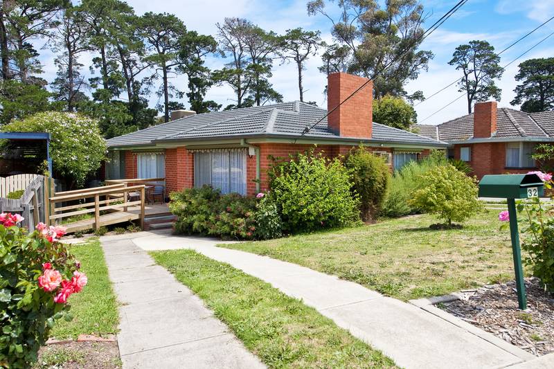 Latrobe Uni/trams at your back door! Picture 1