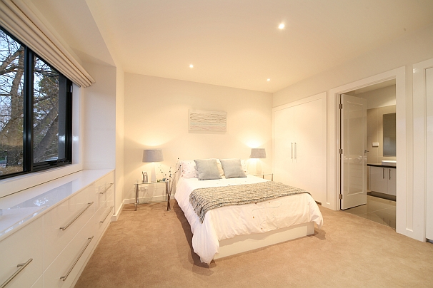 Freestanding & Fabulously finished! Picture 3