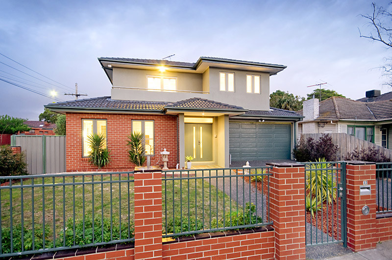 Highly accommodating, high-impact home! Picture 2