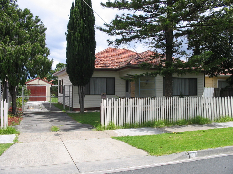 walking distance to Ardeer Train Station & School. Picture 1