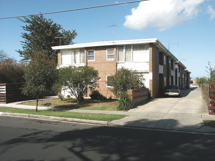 Close to Public Transport, Schools & Shopping facilities. Picture 1