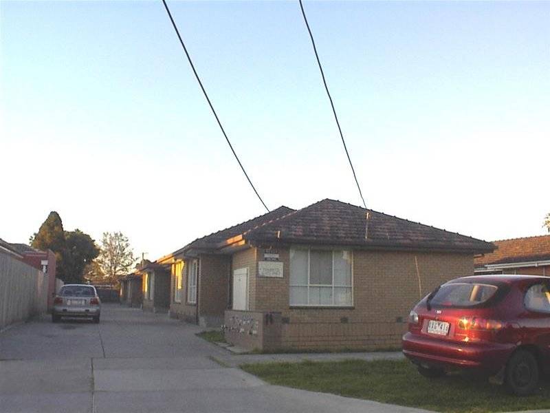 Close to Public Transport, Schools and Shopping Facilities. Picture 1