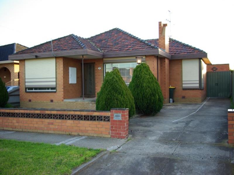 CLOSE TO SCHOOLS, SHOPPING & PUBLIC TRANSPORT Picture 1