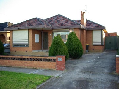 CLOSE TO SCHOOLS, SHOPPING & PUBLIC TRANSPORT Picture CLOSE TO SCHOOLS, SHOPPING & PUBLIC TRANSPORT Picture