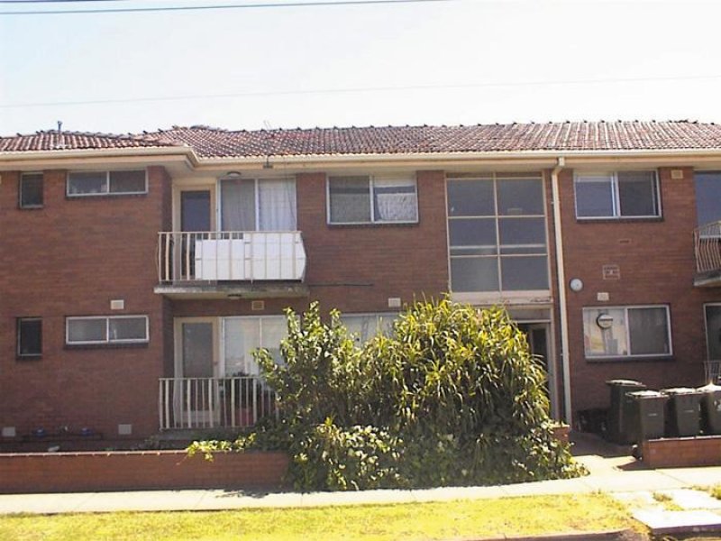 CLOSE TO SHOPS, SCHOOLS & PUBLIC TRANSPORT Picture 1