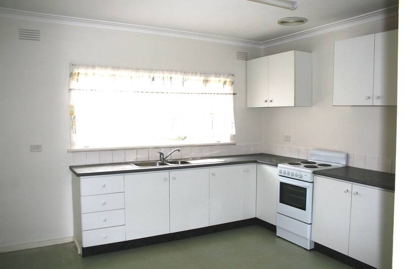 Freshly Painted 3 bedroom home, Close to Public Transport and Schools. Picture 2