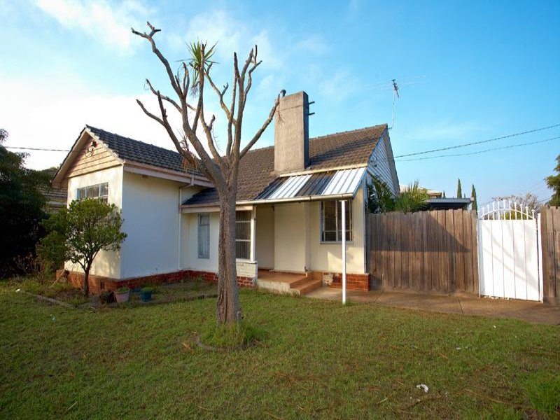 LARGE FAMILY HOME! Close to Highpoint Shopping Centre, transport & schools Picture 3