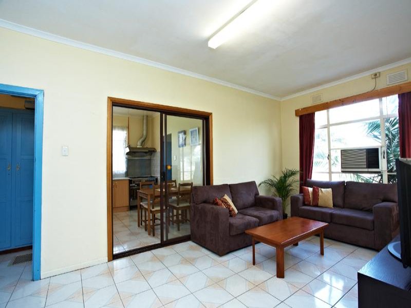 LARGE FAMILY HOME! Close to Highpoint Shopping Centre, transport & schools Picture 2