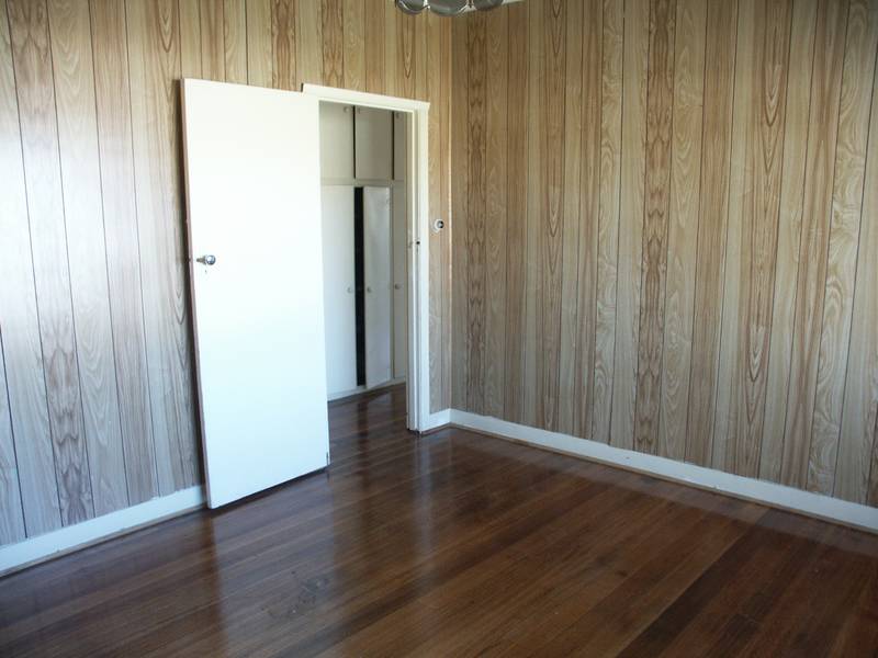 Walking distance to train station, Shopping amenities & Schools Picture 2