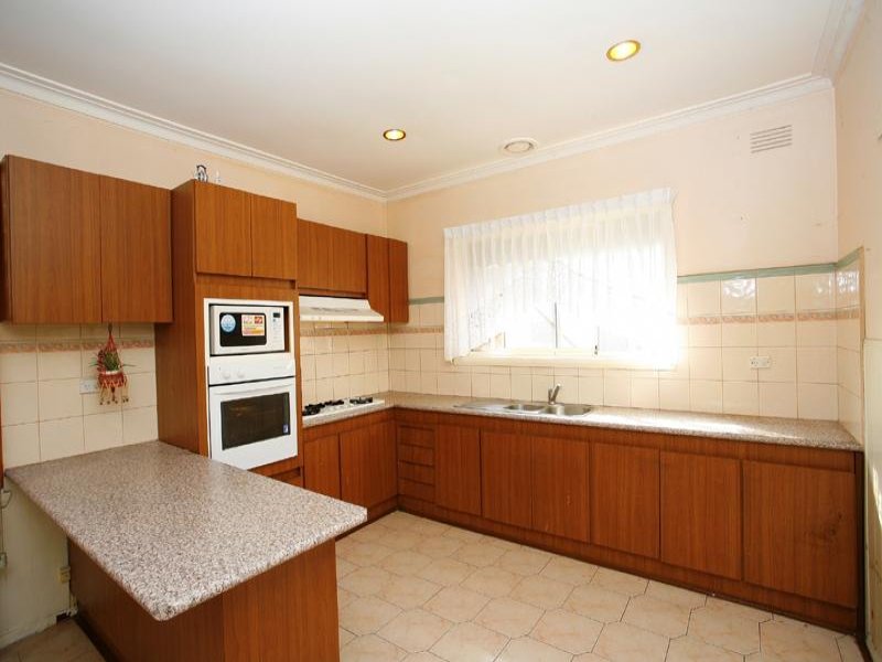 Grand 4 Bedroom Family Home Picture 2