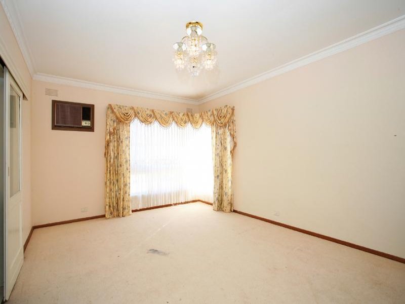 Grand 4 Bedroom Family Home Picture 3