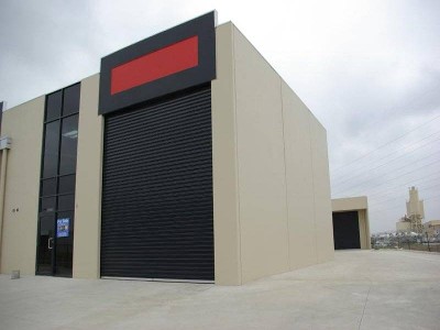 New modern showroom /warehouse, with street frontage Picture New modern showroom /warehouse, with street frontage Picture