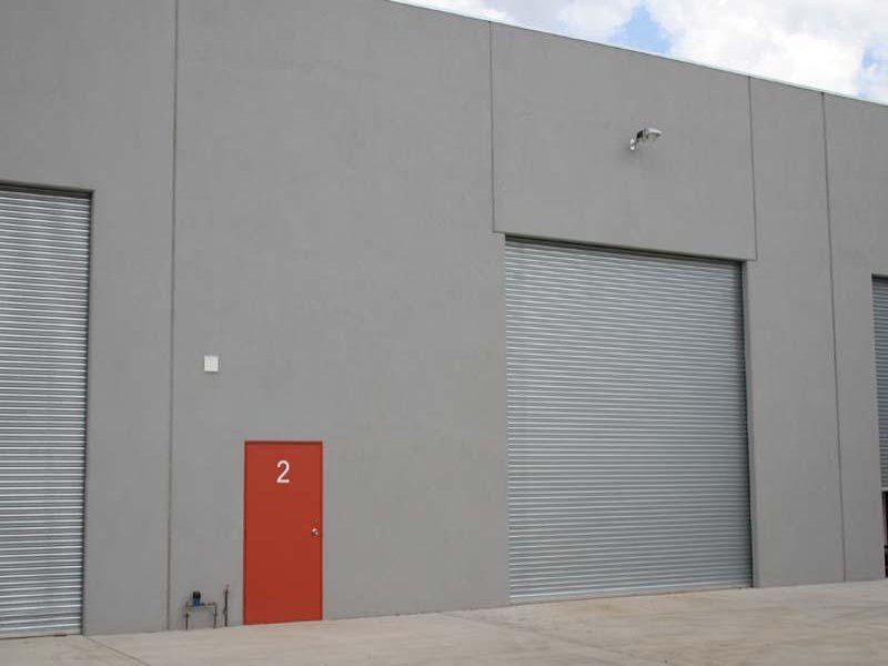 New showroom / warehouse brilliantly located, with great exposure Picture 2