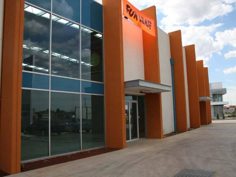 New showroom / warehouse brilliantly located, with great exposure Picture 1