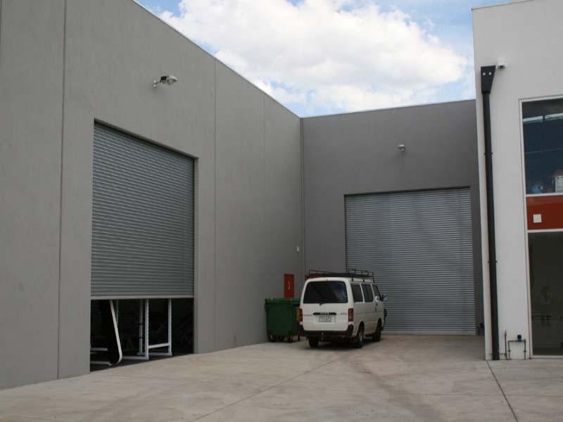 New showroom/warehouse brilliantly located, with great exposure Picture 2