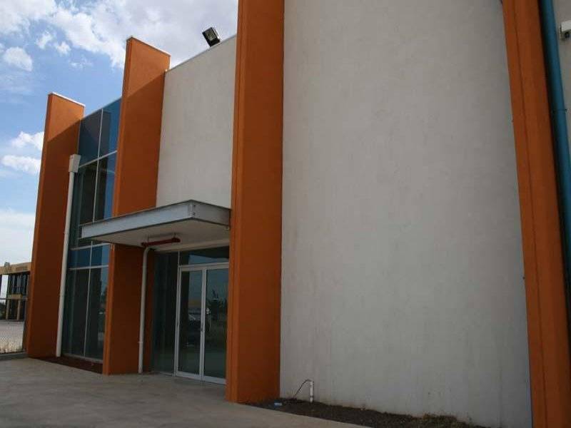 New showroom/warehouse brilliantly located, with great exposure Picture 1