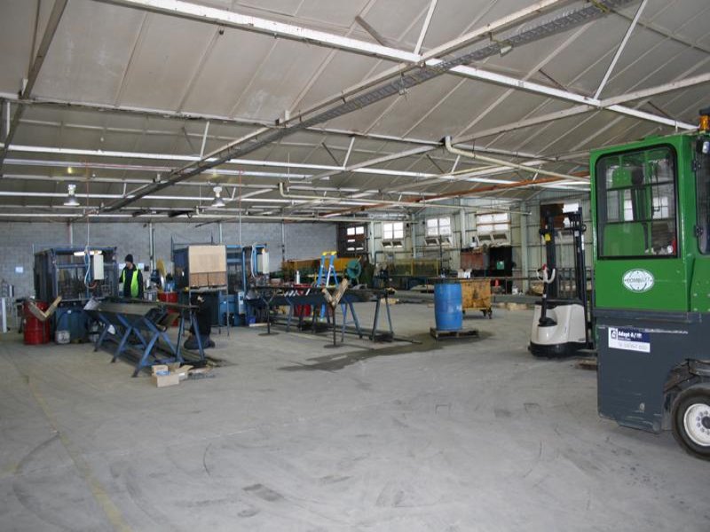 Office/Warehouse with ample hardstand Picture 3