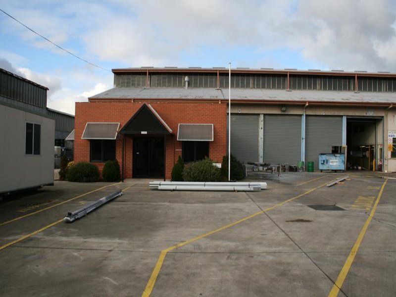 Office/Warehouse with ample hardstand Picture 1