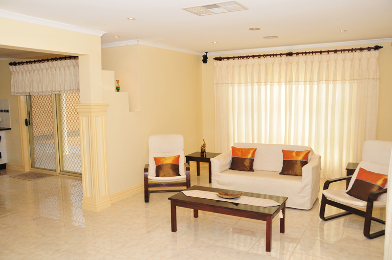 Contemporary Living At It's Best. Picture 3