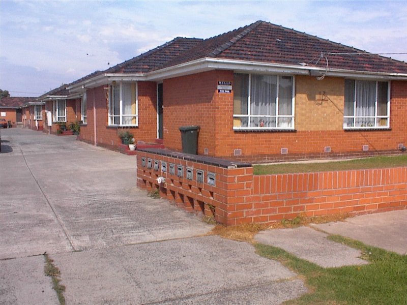 Close to Public Transport, Schools and Shopping Facilities. Picture 1