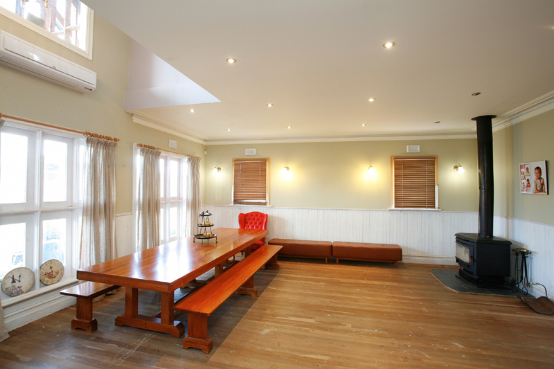 Located in the Right Street!
Blessed with all the Right Features! Has to be the Right Opportunity! Picture 2