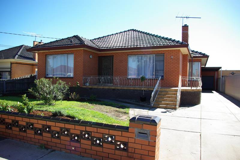 Grand Family Home! Huge Allotment! Huge Garage! Picture 1