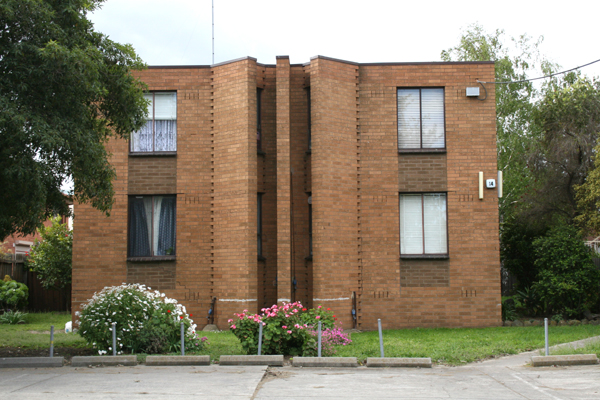 Walking Distance to Public Transport, Schools and Shopping Facilities Picture 1