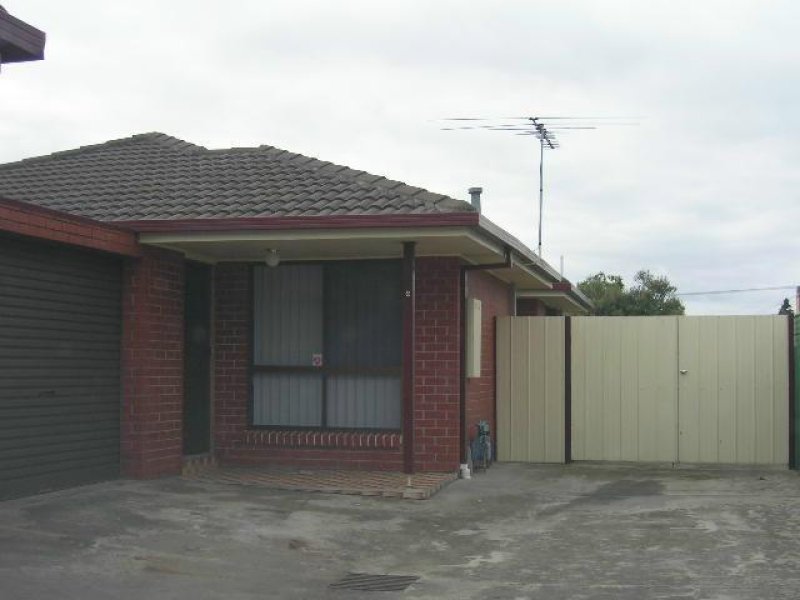 Well Maintained Unit in a Great Location Picture 2