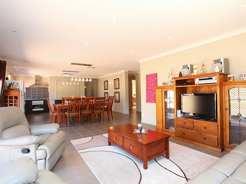 Contemporary Living At It's Best. Picture 2