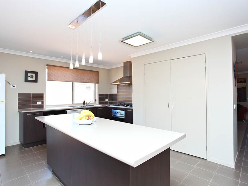 Contemporary Living At It's Best. Picture 3