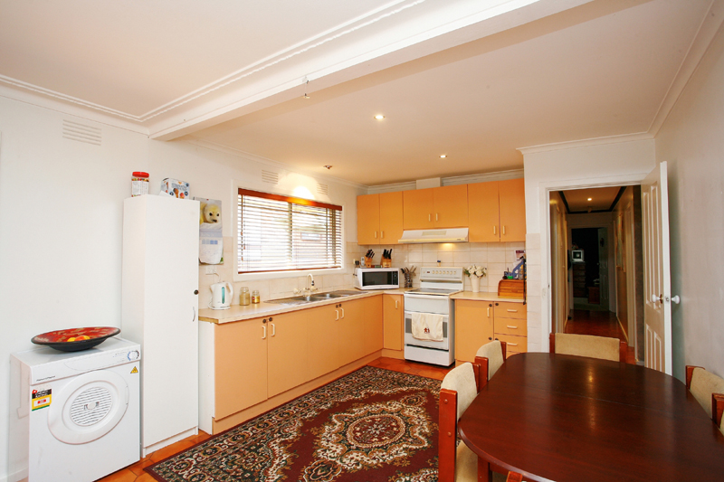 Direct access to the Kororoit creek bicycle/walking trails. Picture 3