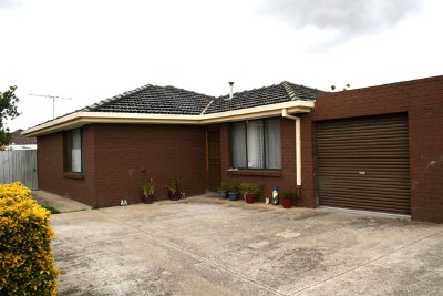 Walking Distance to Schools and Public Transport. Picture