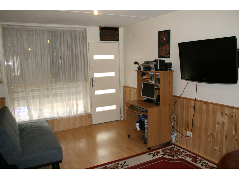 Centrally located only a short walking distance to train station, Sunshine shopping & many other essential services. Picture 3