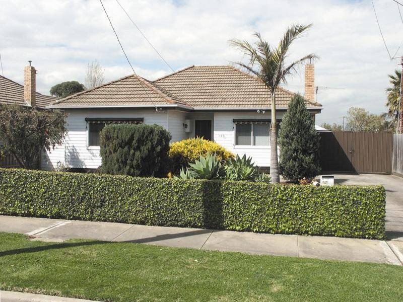 Located conveniently close to schools. Picture 1