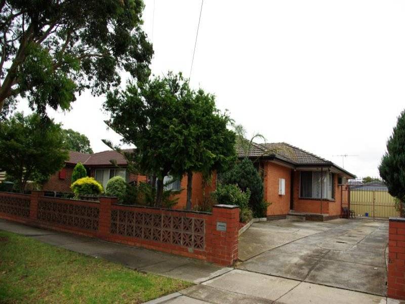 LARGE FAMILY HOME Picture 1